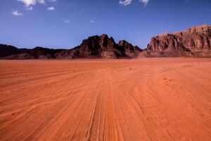 wadi Rum deserto nel Giordania. su il tramonto. panorama di bellissimo sabbia modello su il duna. deserto paesaggio nel Giordania. foto