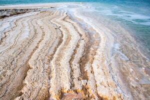 Visualizza di morto mare costa a tramonto tempo nel Giordania. sale cristalli a tramonto. morto mare paesaggio con minerale strutture. foto