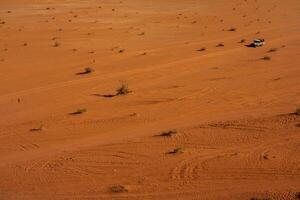 wadi Rum deserto nel Giordania. su il tramonto. panorama di bellissimo sabbia modello su il duna. deserto paesaggio nel Giordania. foto