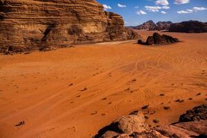 wadi Rum deserto nel Giordania. su il tramonto. panorama di bellissimo sabbia modello su il duna. deserto paesaggio nel Giordania. foto