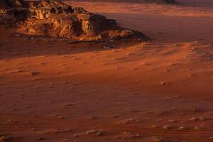 wadi Rum deserto nel Giordania. su il tramonto. panorama di bellissimo sabbia modello su il duna. deserto paesaggio nel Giordania. foto