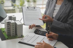 attività commerciale firma un' contrarre acquistare - vendere Casa, assicurazione agente analizzando di casa investimento prestito vero tenuta concetto. foto