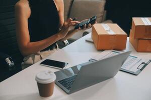 donna d'affari inizio piccolo attività commerciale e riuscito pmi imprenditori asiatico donna hoding scatole lavori a partire dal casa consegna pacchi in linea. pmi consegna concetto e confezione foto