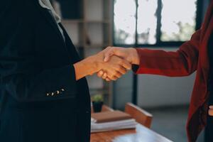 donna d'affari stretta di mano e attività commerciale le persone. riuscito attività commerciale stretta di mano concetto. foto