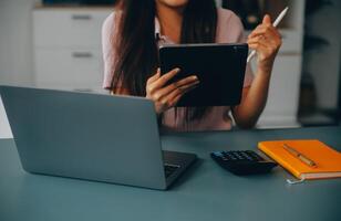 donna è Lavorando nel il ufficio. concetto di piccolo attività commerciale. foto