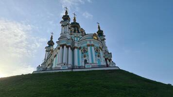 st. di andrea Chiesa, un' camminare in giro kiev, il capitale di Ucraina foto