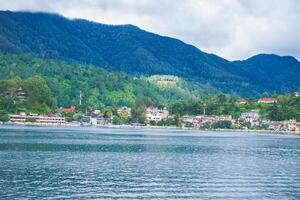 Visualizza di lago toba e il colline quando visto a partire dal il traghetto foto