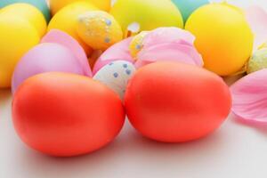 Pasqua diletto gozzovigliando nel il bellezza di bellissimo Pasqua uova, dove vivace tonalità danza su liscio conchiglie, la creazione di un' capriccioso caleidoscopio di la gioia, aspersione festivo rallegrare e colorato eleganza foto