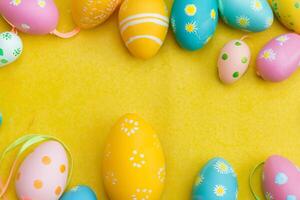 Pasqua diletto gozzovigliando nel il bellezza di bellissimo Pasqua uova, dove vivace tonalità danza su liscio conchiglie, la creazione di un' capriccioso caleidoscopio di la gioia, aspersione festivo rallegrare e colorato eleganza foto