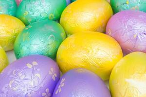 gozzovigliando nel il bellezza di bellissimo Pasqua uova, dove vivace tonalità danza su liscio conchiglie, la creazione di un' capriccioso caleidoscopio di la gioia, aspersione festivo rallegrare e colorato eleganza foto