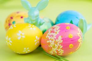 Pasqua diletto gozzovigliando nel il bellezza di bellissimo Pasqua uova, dove vivace tonalità danza su liscio conchiglie, la creazione di un' capriccioso caleidoscopio di la gioia, aspersione festivo rallegrare e colorato eleganza foto