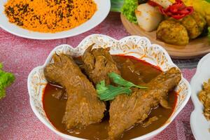 assaporare il squisito agnello o Manzo curry rendang, pronto per essere apprezzato su eid al-adha, cattura il essenza di celebrazione nel un' Perfetto foto, in mostra culinario padronanza e festivo indulgenza foto