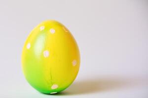 Pasqua diletto gozzovigliando nel il bellezza di bellissimo Pasqua uova, dove vivace tonalità danza su liscio conchiglie, la creazione di un' capriccioso caleidoscopio di la gioia, aspersione festivo rallegrare e colorato eleganza foto