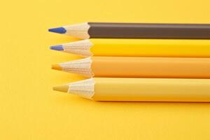 ai generato colorato matita isolato su giallo sfondo morbido focalizzata selettivo messa a fuoco foto