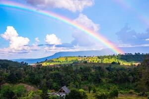 arcobaleno nel il cielo nel il campagna nel il piovoso stagione nel Tailandia. foto