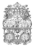 ornamento con putti, ibrido figure e quattro monogrammi foto
