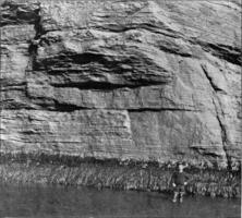 Vescica urinaria nave naufragata Rivestimento sagomato tenda a il piede di il rocce ovest di Helgoland isola a Basso marea, Vintage ▾ incisione. foto