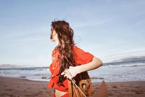 gioioso donna sorridente con la libertà su un' soleggiato spiaggia, Abbracciare una persona della natura bellezza foto