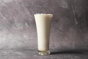vaniglia frappè o lassi e latte servito nel bicchiere isolato su sfondo superiore Visualizza di bangladesh cibo foto