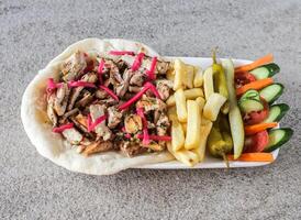 pollo shawarma piatto con francese patatine fritte e insalata servito nel piatto isolato su sfondo superiore Visualizza di veloce cibo foto