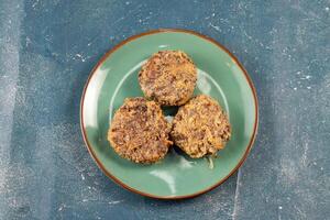 indiano cibo Jali kabab con pomodoro salsa servito nel un' piatto isolato su sfondo superiore Visualizza foto