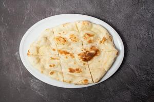 tandoori burro nonna, naan, suora, roti servito nel piatto isolato su sfondo superiore Visualizza di bangladesh cibo foto