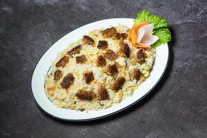 kofta pulao servito nel piatto isolato su grigio sfondo superiore Visualizza di indiano e bangladesh cibo foto