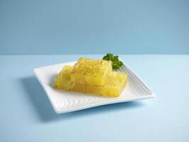 saltato in padella acqua Castagna con osmanto torta servito nel un' piatto isolato su stuoia lato Visualizza su grigio sfondo foto