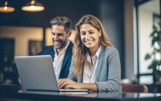 ai generato posto di lavoro collaborazione sorridente colleghi utilizzando il computer portatile nel ufficio foto