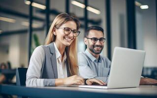 ai generato lavoro di squadra nel il ufficio attività commerciale persone di brainstorming in giro il computer portatile foto