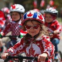 ai generato patriottico Vittoria giorno bicicletta parata figli, decorato Bici, canadese bandiere, Comunità divertimento all'aperto. foto