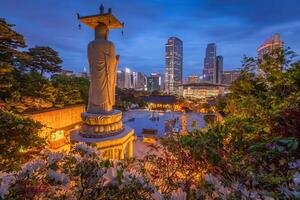 primavera a bongeudsa tempio a notte nel il cuore di seoul, gangnam quartiere, Sud Corea foto