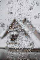 ghiaccio cristalli su un' finestra dopo nevicando nel il montagna cittadina di zakopane, Polonia. foto