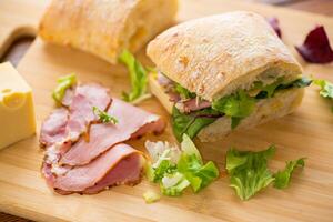 Sandwich con salsiccia e erbe aromatiche foto