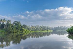 un' bellissimo scenario di paesaggio con fiume, cielo nel villaggio nel Kerala, India foto