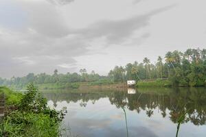 un' bellissimo scenario di paesaggio con fiume, cielo nel villaggio nel Kerala, India foto