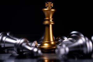 gli scacchi del re d'oro sono gli ultimi in piedi sulla scacchiera, concetto di leadership aziendale di successo foto