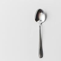 ai generato minimalista stile argento cucchiaio su bianca sfondo superiore Visualizza foto