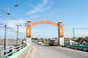 sidoarjo, Indonesia, novembre 20 2022 - Visualizza di il strada con il villaggio Ingresso cancello foto