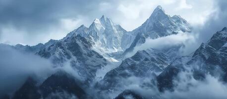 ai generato maestoso snow-capped montagne, torreggiante picchi avvolto nel nuvole, evocando un' senso di grandezza e serenità. foto