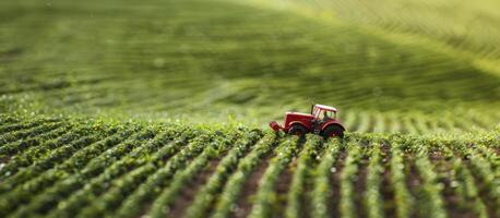 ai generato modello trattore su un' miniatura azienda agricola, un' travolgente scena con ampio copia spazio. foto