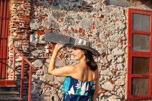 bellissimo donna indossare il tradizionale colombiano cappello chiamato sombrero vueltiao a san ignacio murata nel il storico cartagena de indie murato città foto