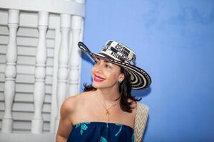 bellissimo donna indossare il tradizionale colombiano cappello chiamato sombrero vueltiao a il storico strade di il cartagena de indie murato città foto