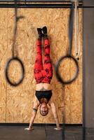 donna l'esecuzione handstand esercizio nel il Palestra foto