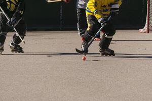 rullo hockey giocatore rottura su con il disco foto