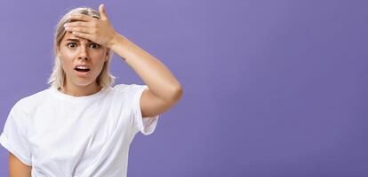 ragazza totalmente dimenticato di importante incontro sensazione turbato. ha riguardato preoccupato bella vista giovane dipendente con abbronzato pelle e giusto capelli Tenere mano su fronte e accigliato a partire dal ansia foto