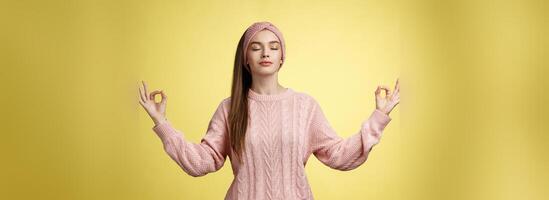 no fatica. bella giovane femmina alunno non preoccupazione, rilasciando negativo emozioni durante yoga formazione sessione in piedi nel loto posa, respirazione sorridente sollevato felice, mostrando mudra cartello sensazione rilassato foto