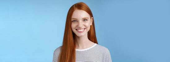 piacevole affidabile sincero bella vista testa Rossa femmina libero professionista Università alunno rendere fiducioso professionale impressione sorridente a grandi linee assertivo utile in piedi blu sfondo sicuro di sé foto