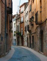 stretto strada nel il vecchio cittadina di Cardona, Spagna foto