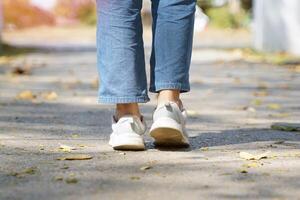 passaggi di asiatico donne mentre a piedi su il strade di il parco, concetto passaggi in direzione il obiettivo. morbido e selettivo messa a fuoco. foto